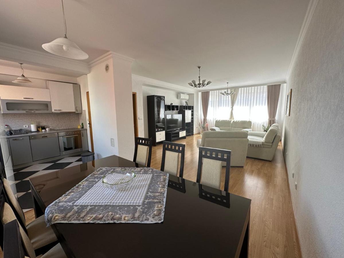 Spacious 3-Bedroom Condo Next To City Center Priștina Exterior foto