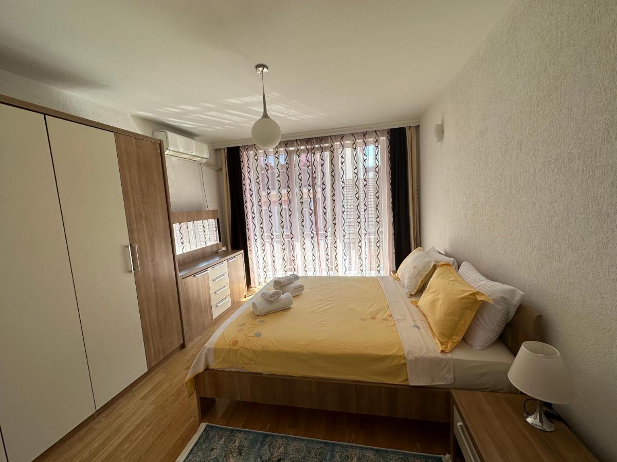 Spacious 3-Bedroom Condo Next To City Center Priștina Exterior foto