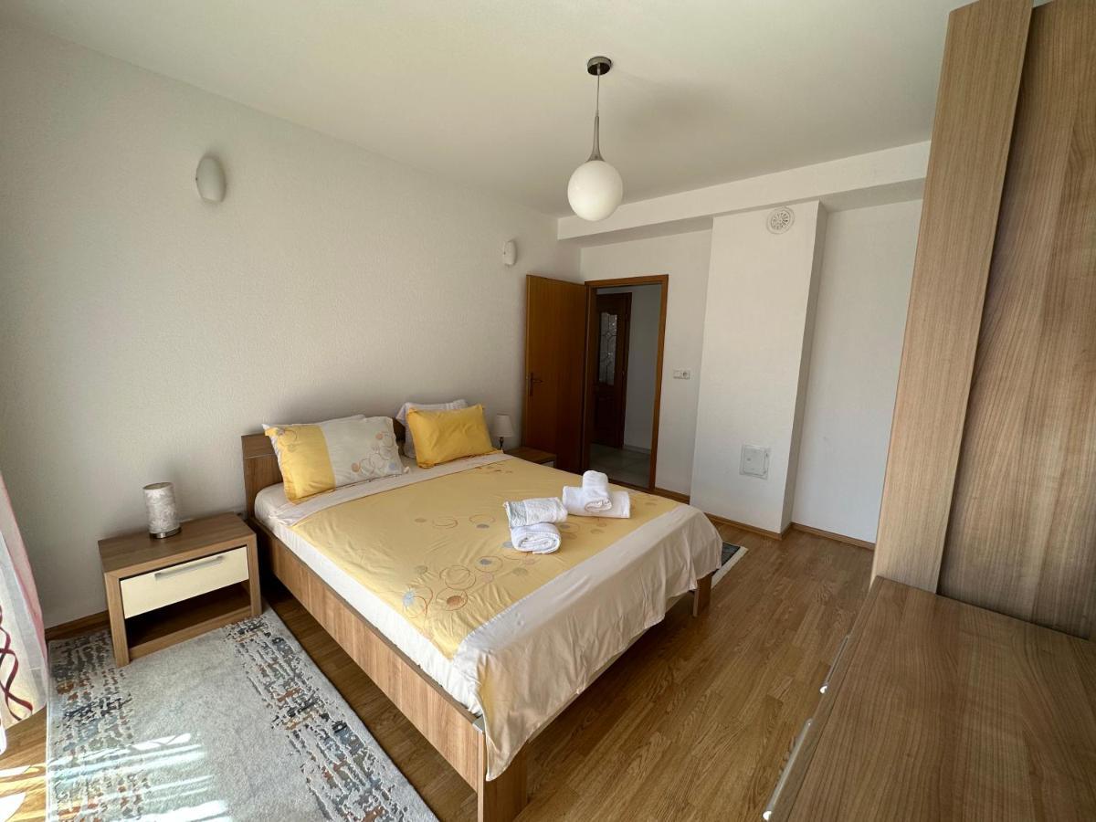 Spacious 3-Bedroom Condo Next To City Center Priștina Exterior foto