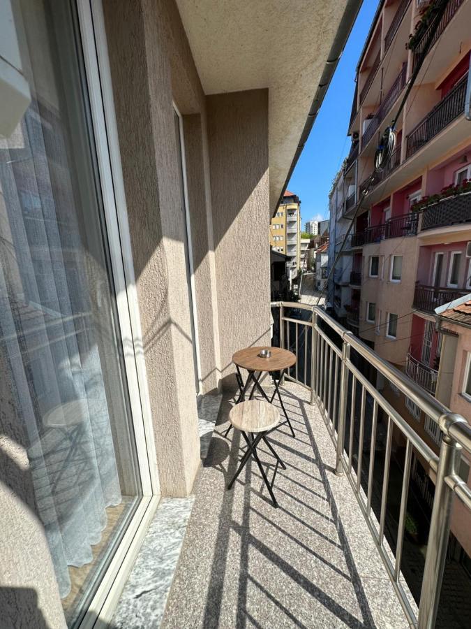 Spacious 3-Bedroom Condo Next To City Center Priștina Exterior foto