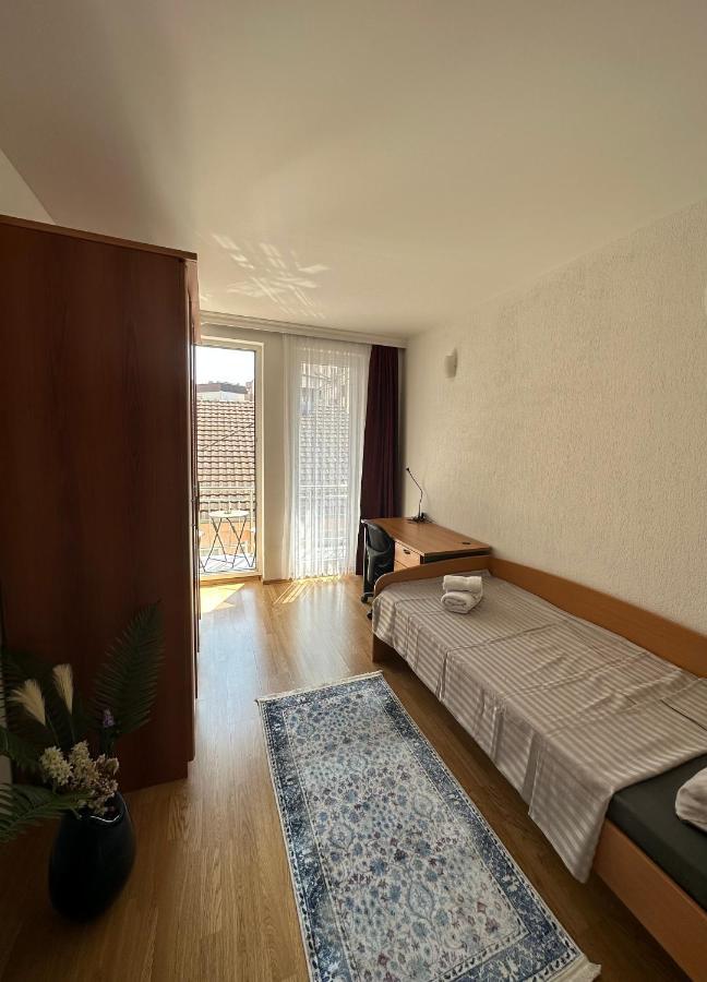 Spacious 3-Bedroom Condo Next To City Center Priștina Exterior foto