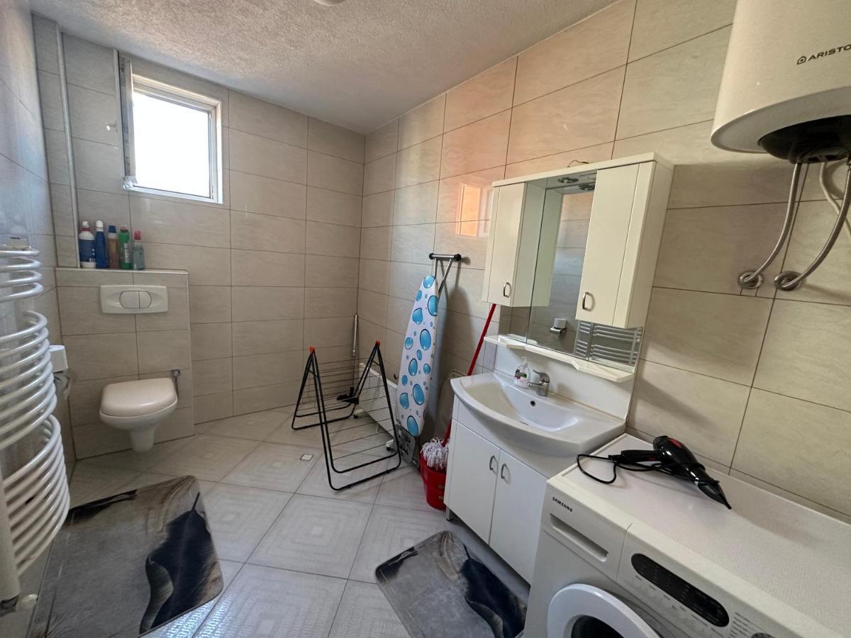 Spacious 3-Bedroom Condo Next To City Center Priștina Exterior foto