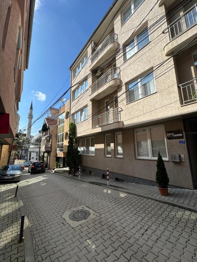 Spacious 3-Bedroom Condo Next To City Center Priștina Exterior foto